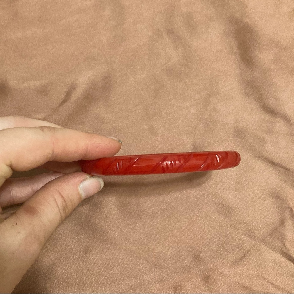 Splendette Classic Narrow Red Heavy Carve Fakelite Bangle